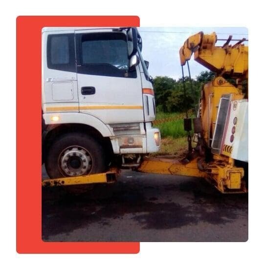 911 Emergency Recoveries truck performing a roadside towing in the DRC