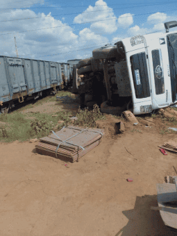 Heavy truck overturned in need of rigging recovery